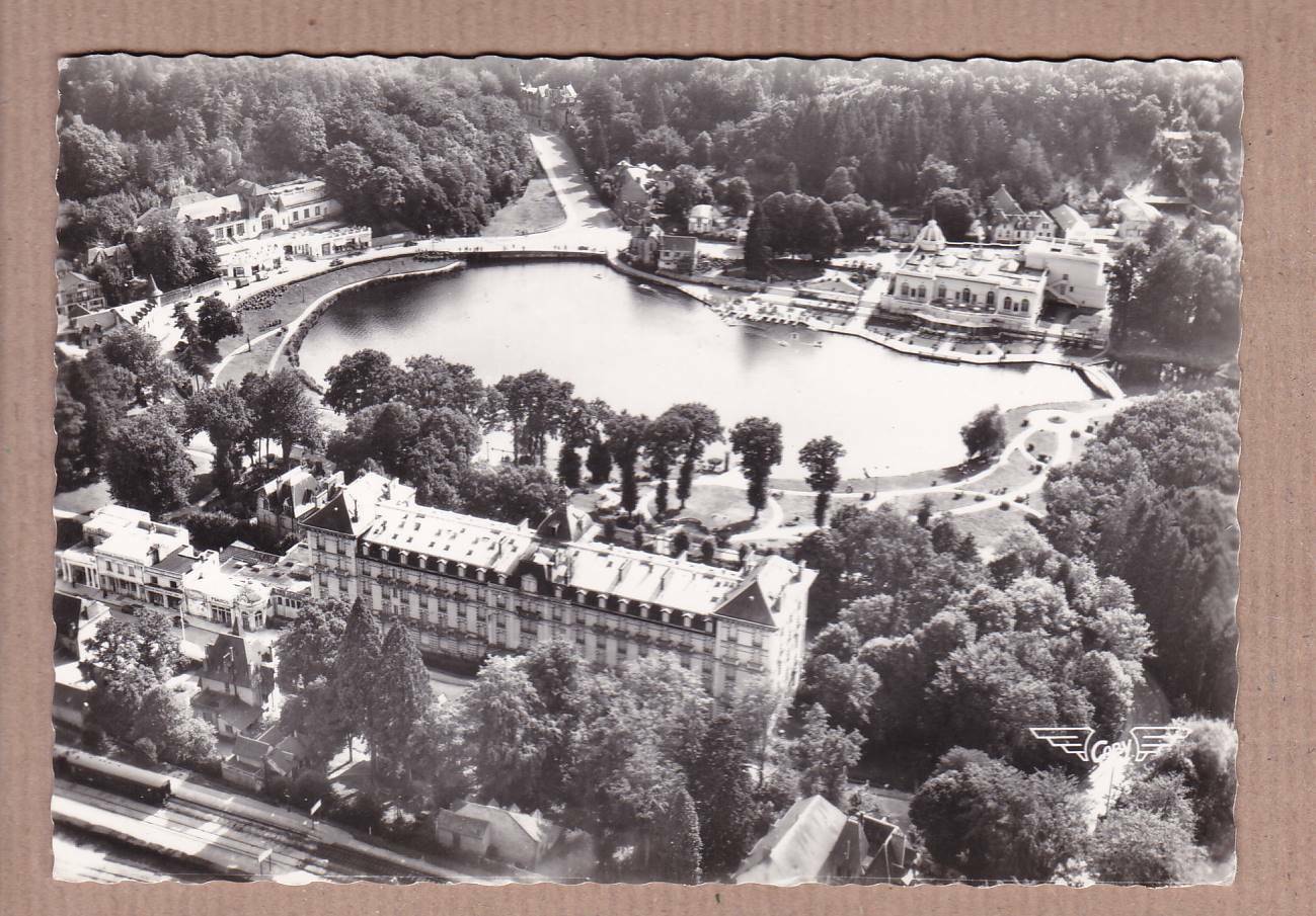 CARTE POSTALE CPSM NOIR & BLANC / BAGNOLES-DE-L'ORNE VUE D'ENSEMBLE DU LAC
