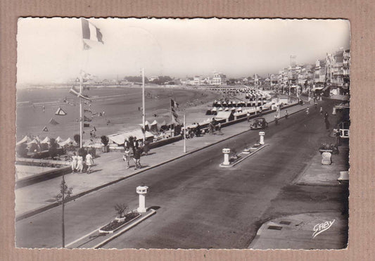 CPSM BLACK &amp; WHITE POSTCARD / LES SABLES-D'OLONNE THE EMBANKMENT AND THE BEACH 