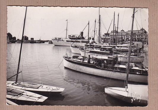 CARTE POSTALE CPSM NOIR & BLANC / DEAUVILLE BASSIN DES YACHTS (1961)