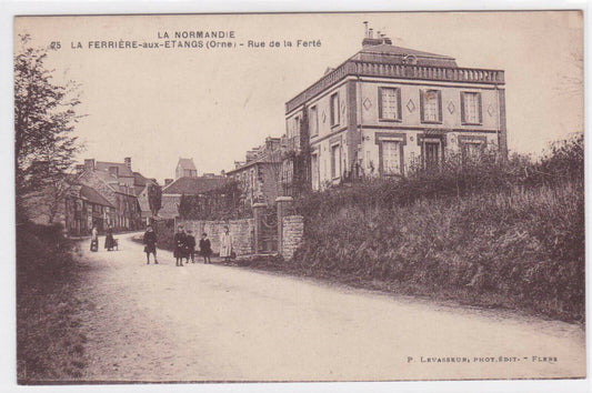 CPA CARTE POSTALE ANCIENNE LA FERRIERE-AUX-ETANGS RUE DE LA FERTE