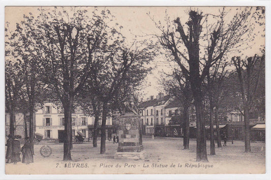 OLD POSTCARD CPA SEVRES PARK SQUARE THE STATUE OF THE REPUBLIC