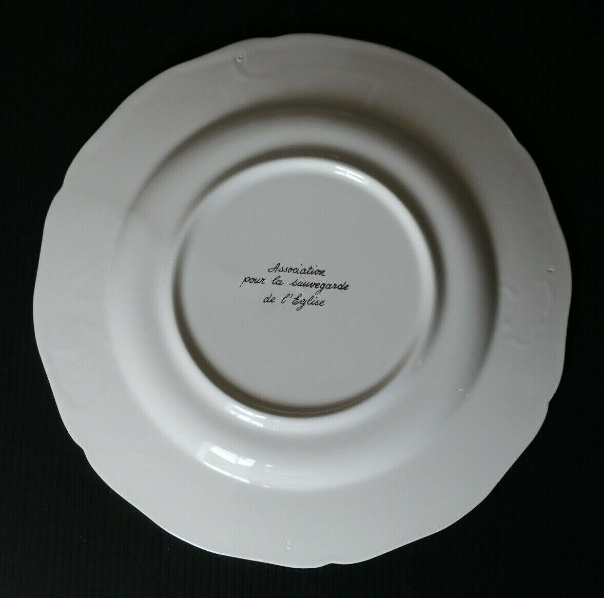 ASSIETTE DECORATIVE EGLISE DE PERIERS SUR LE DAN NORMANDIE CALVADOS