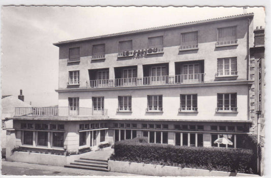 BLACK &amp; WHITE POSTCARD CPSM HOTEL RESTAURANT LE PARIOU ROUTE DE CLERMONT 