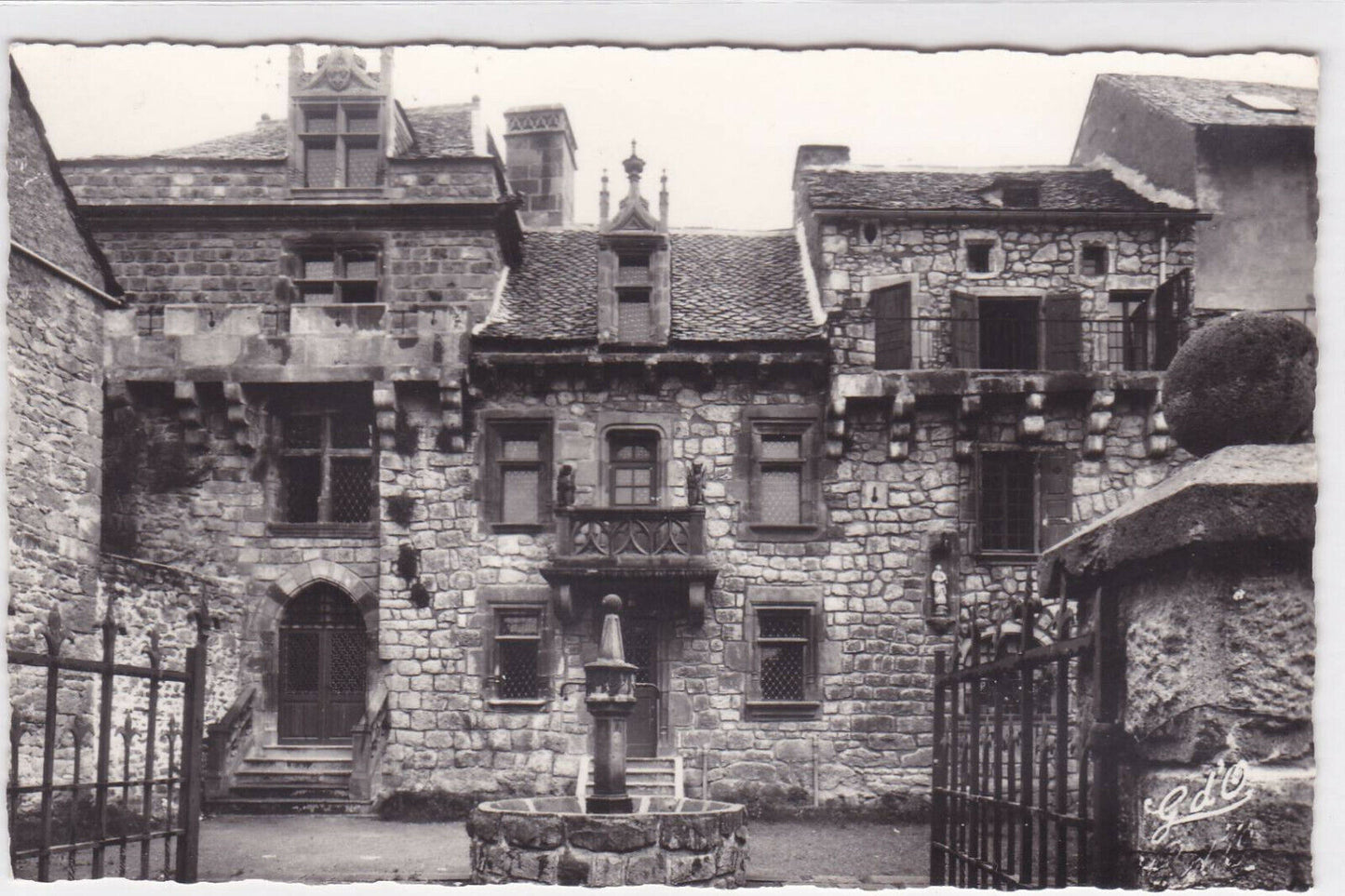 CARTE POSTALE NOIR & BLANC CPSM BESSE-EN-CHANDESSE COUR ET MAISON DU XVe MANOIR