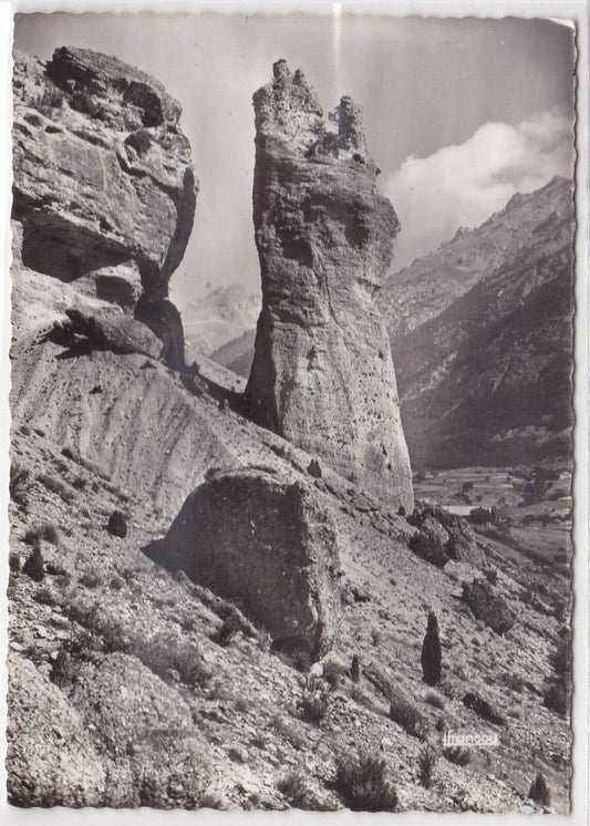 BLACK &amp; WHITE POSTCARD CPSM GUILLESTRE THE HAND OF THE TITAN 