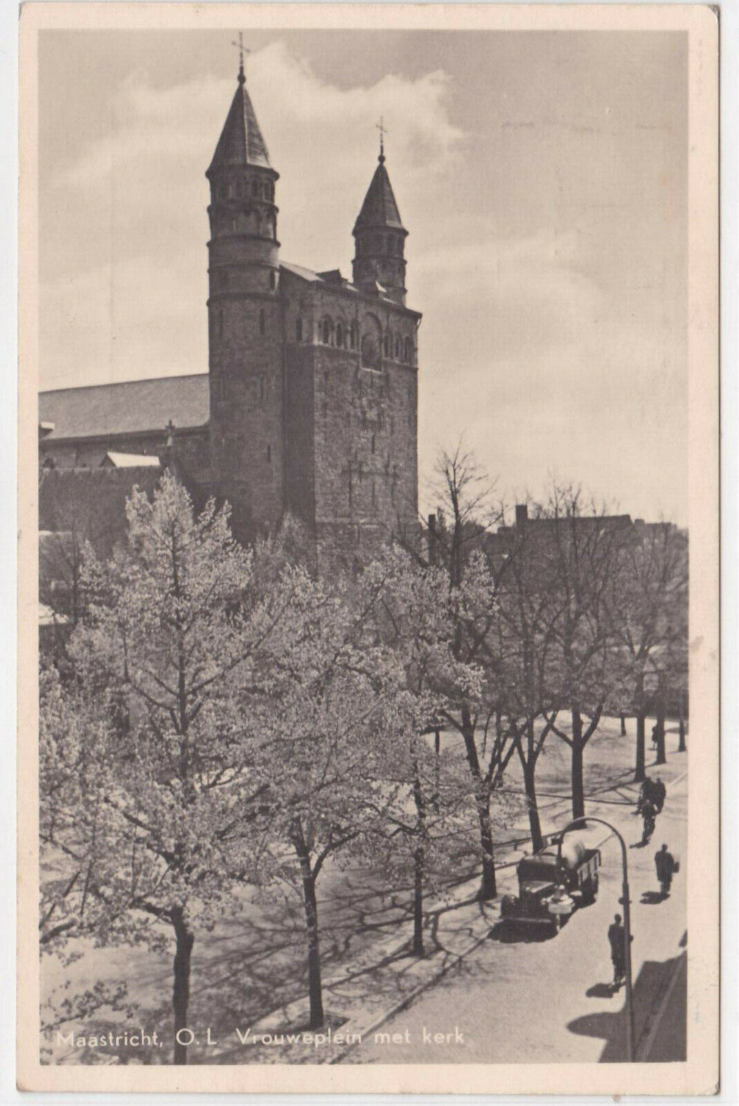 OLD BLACK &amp; WHITE POSTCARD MAASTRICHT VROUWEPLEIN MET KERK 