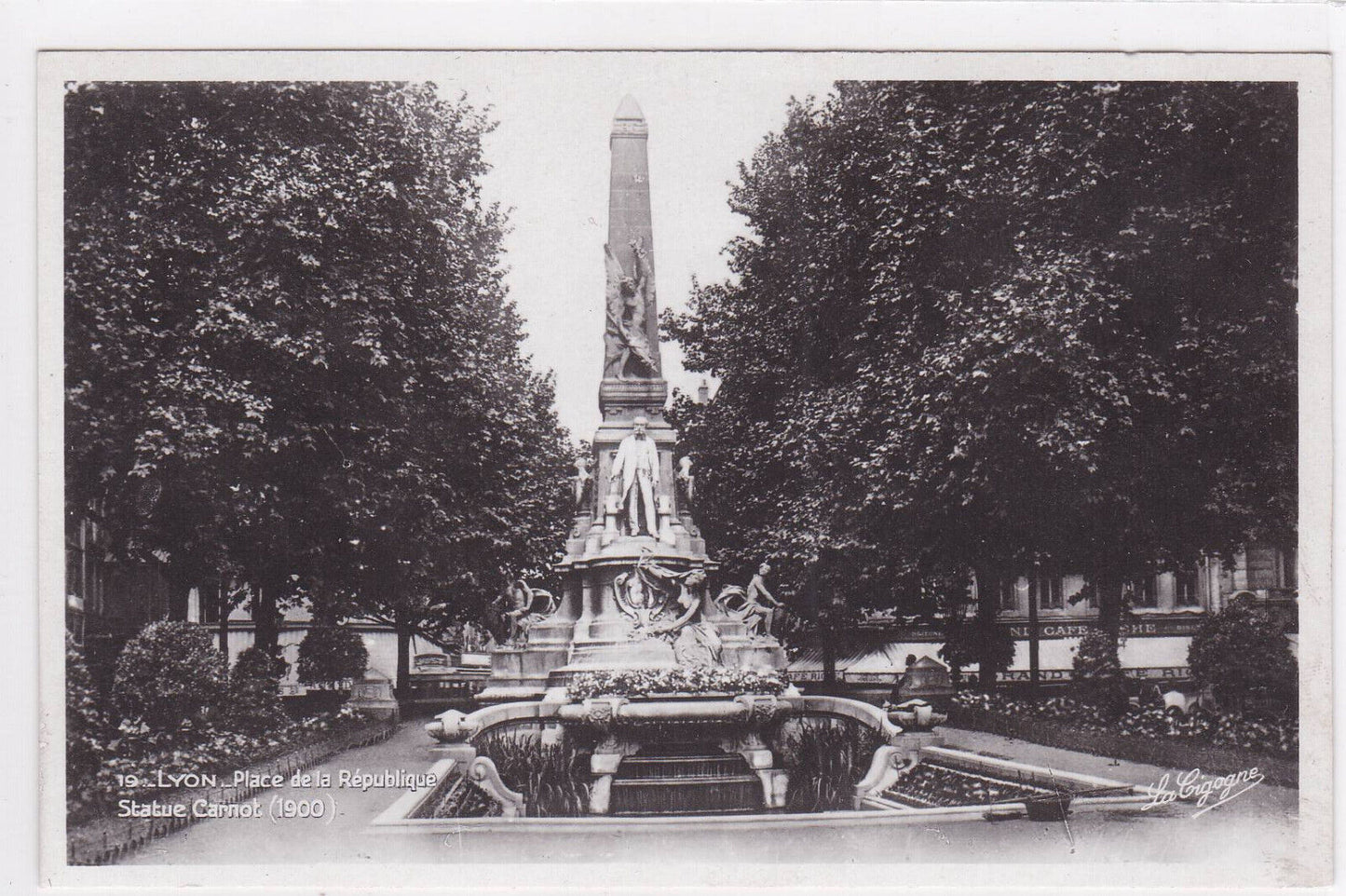 CARTE POSTALE ANCIENNE CPA LYON PLACE DE LA REPUBLIQUE STATUE CARNOT