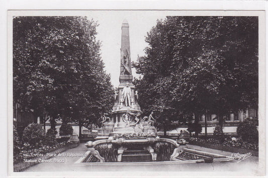 CARTE POSTALE ANCIENNE CPA LYON PLACE DE LA REPUBLIQUE STATUE CARNOT