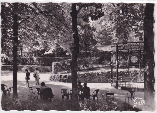 POSTCARD CPSM CHATELGUYON THERMAL CENTER A CORNER OF THE PARK AND LOUISE SPRING 