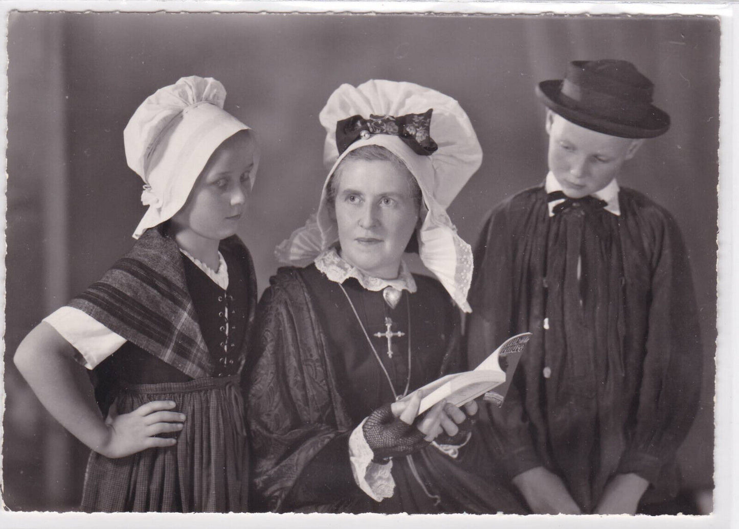 CARTE POSTALE CPSM LA NORMANDIE PITTORESQUE LA BELLE HISTOIRE COSTUME COIFFE