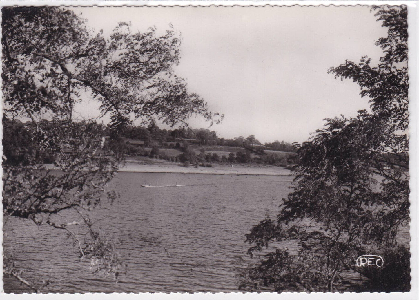 CARTE POSTALE CPSM LA CREUSE PITTORESQUE AQUAPLANE SUR LE LAC D'EGUZON