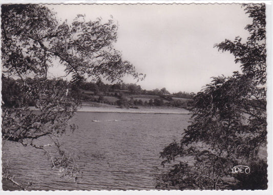CARTE POSTALE CPSM LA CREUSE PITTORESQUE AQUAPLANE SUR LE LAC D'EGUZON
