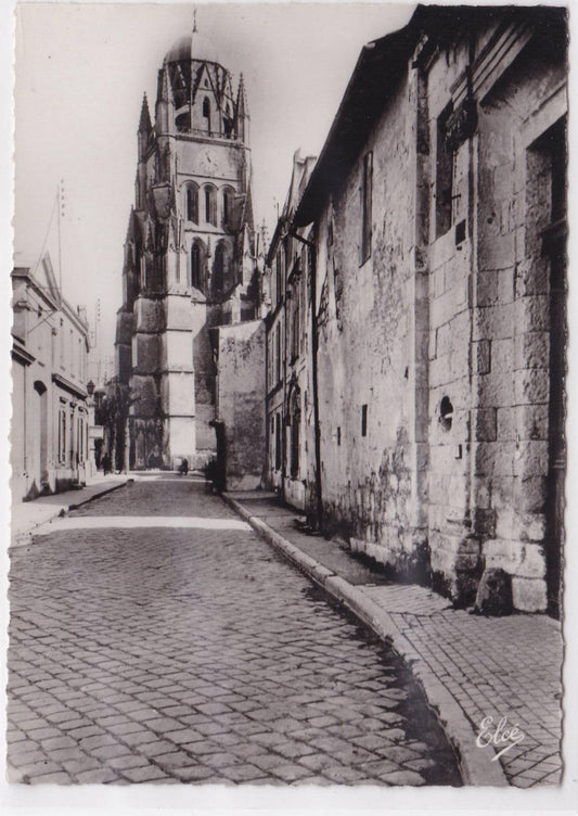 CARTE POSTALE CPSM SAINTES LA TOUR DE LA CATHEDRALE