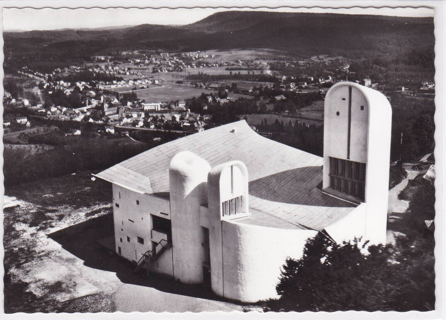 CARTE POSTALE CPSM EN AVION AU-DESSUS DE RONCHAMP CHAPELLE LE CORBUSIER