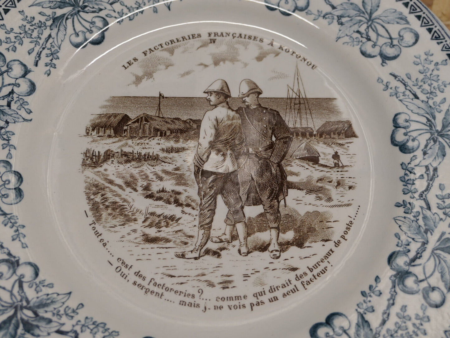 Ancienne Assiette Parlante Décorative Terre De Fer H.B & Cie Fin XIXème Siècle
