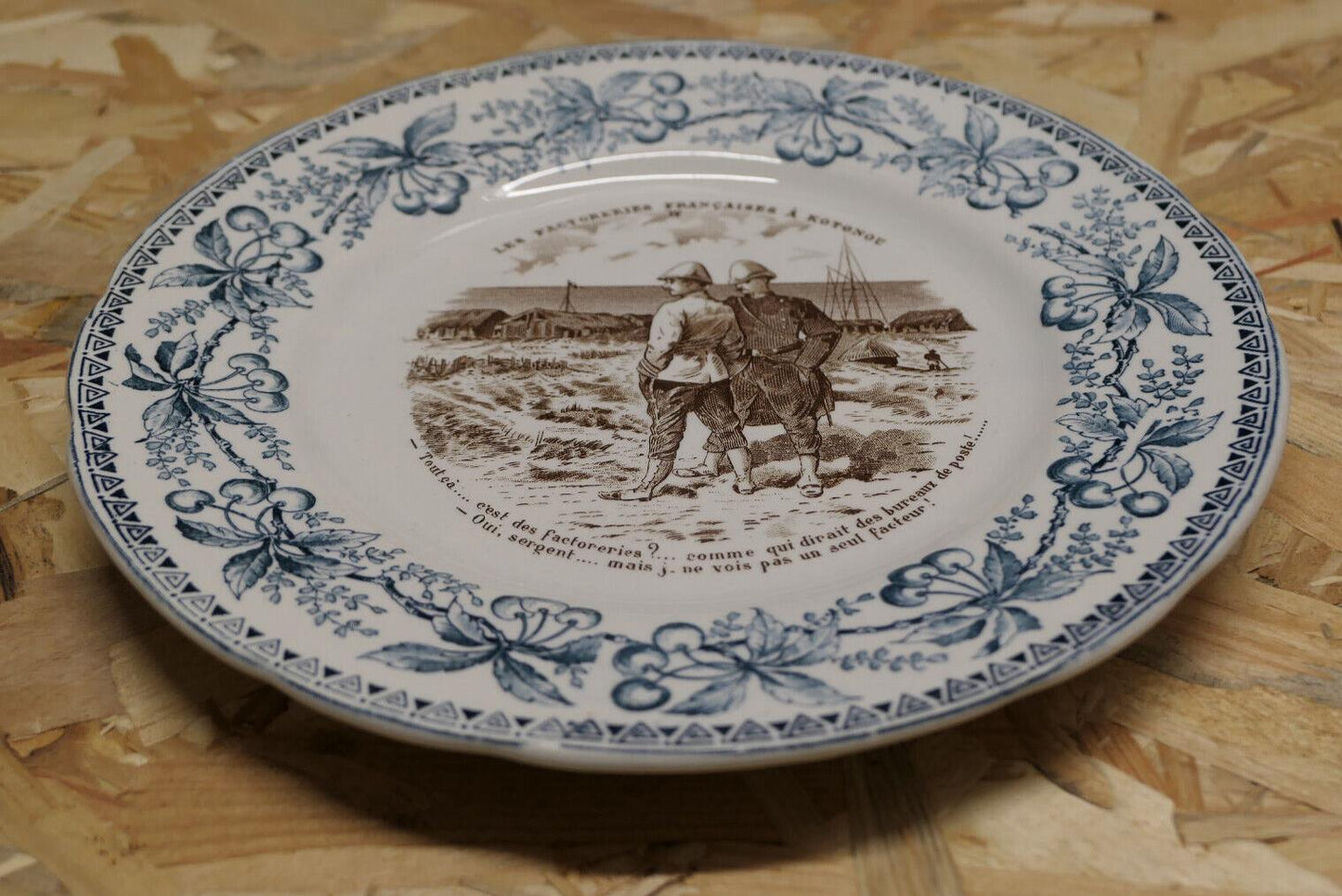 Ancienne Assiette Parlante Décorative Terre De Fer H.B & Cie Fin XIXème Siècle