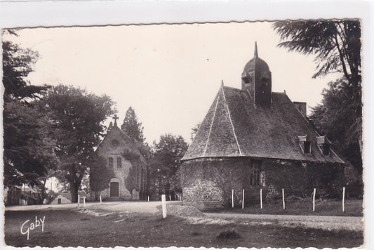 Carte Postale Semi-Moderne CPSM Paimpont - Ancienne Et Nouvelle Chapelle Des Forges - Route De Guer