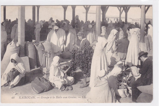 Carte Postale Ancienne CPA Tunisie - Kairouan - Groupe À La Halle Aux Grains