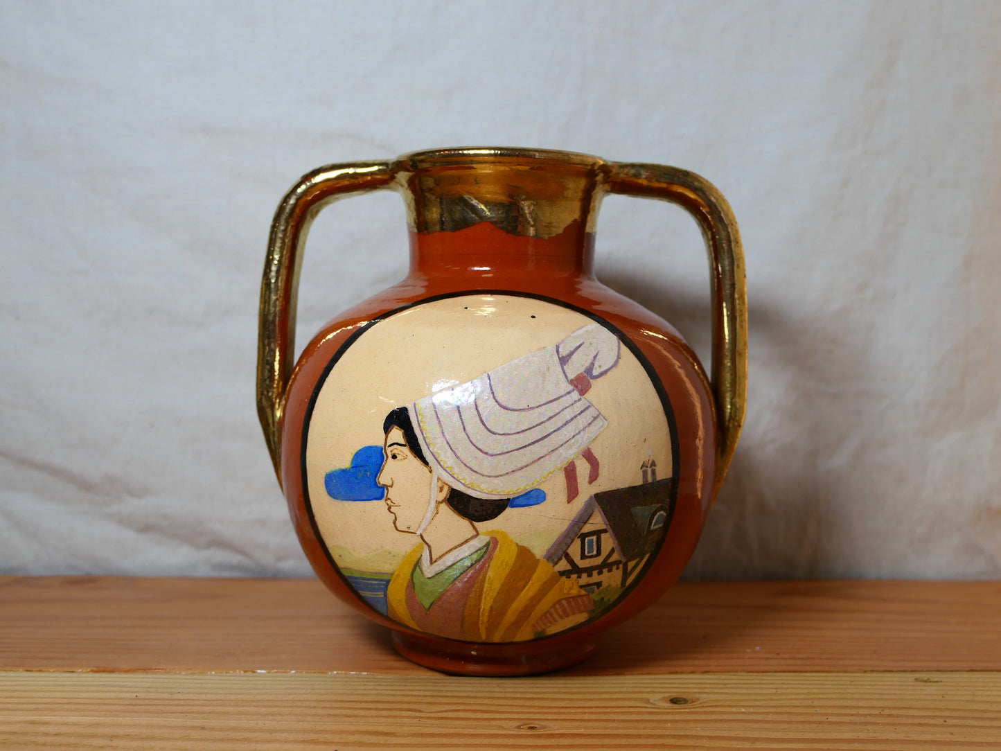 Ancien Vase En Terre Cuite À Oreilles Bavent Tuilerie Normande Signature TN Époque Art-Déco Femme Normande Avec Coiffe Traditionnelle