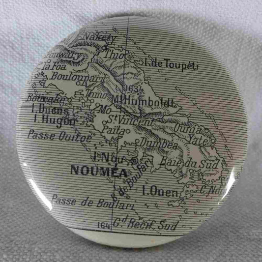 Nouméa - Badge Encyclopédique Original - Ancienne Gravure