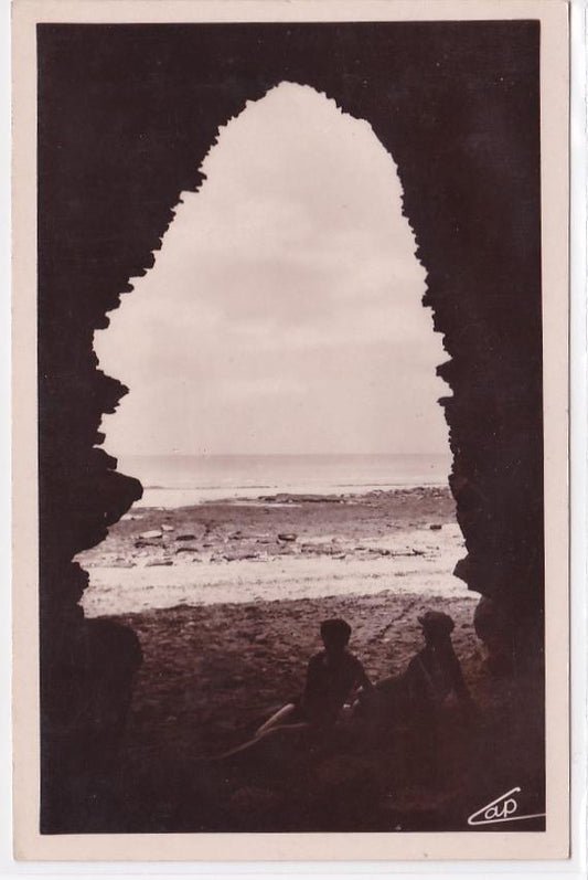 Carte Postale Ancienne CPA Calvados 14 Luc-Sur-Mer - Grotte Dans Les Falaises