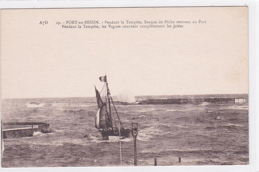 Carte Postale Ancienne CPA 14 Port-En-Bessin Pendant La Tempête Barque De Pêche