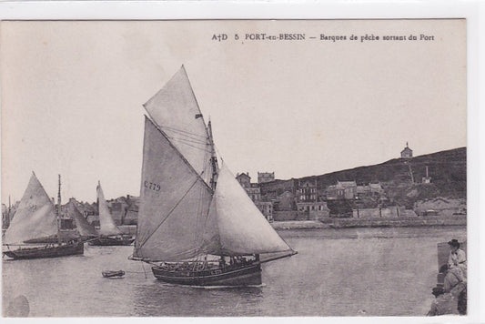 Carte Postale Ancienne CPA 14 Port-En-Bessin - Barques De Pêche Sortant Du Port