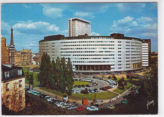 Carte Postale CPSM 75 Paris - La Maison De La Radio Et La Tour Eiffel