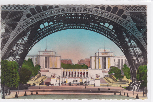 Carte Postale CPSM 75 Paris - Le Palais De Chaillot Vu Sous La Tour Eiffel