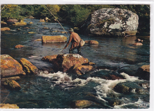 Carte Postale CPSM 19 Vallée De La Vézère - Le Pêcheur De truites