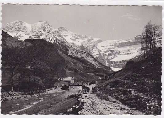 Carte Postale CPSM 65 Gavarnie - Le Cirque Et Le Gave