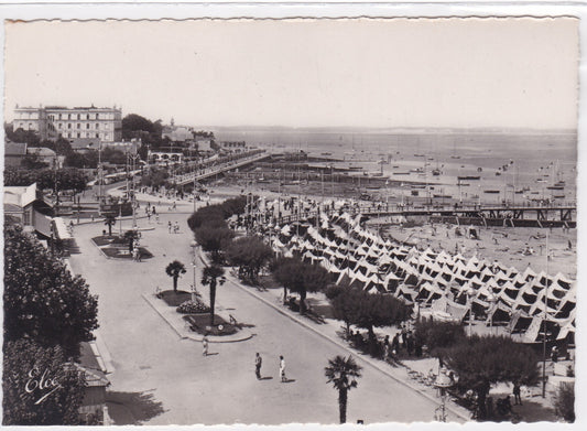 Carte Postale CPSM 33 Arcachon - Les Boulevards Promenade Et Le Grand Hôtel