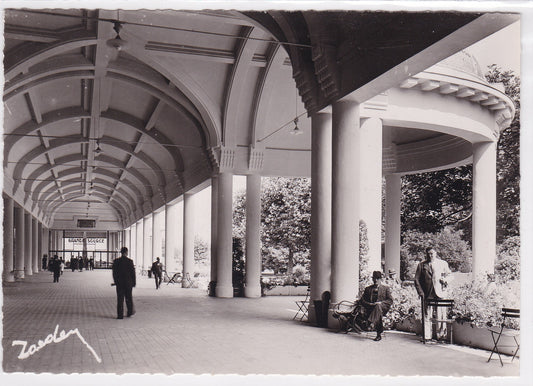 Carte Postale CPSM 88 Vittel - Les Nouvelles Galeries