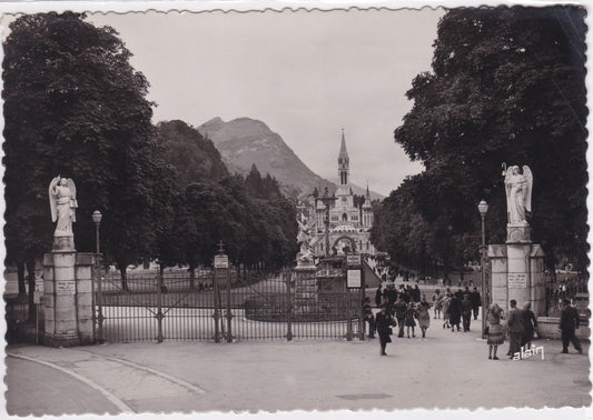 Carte Postale CPSM 65 Lourdes - Entrée De La Basilique