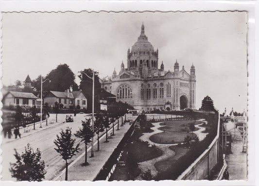 Carte Postale CPSM 14 Lisieux - L'Avenue De La Basilique Et La Basilique